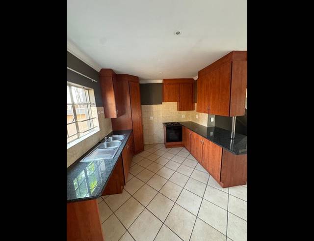 3 BEDROOM TOWNHOUSE FOR SALE IN ANNLIN